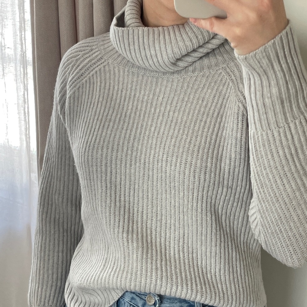 Wilfred Free Aritzia Grey Turtleneck 100% Merino Wool Sweater (Size XS)
